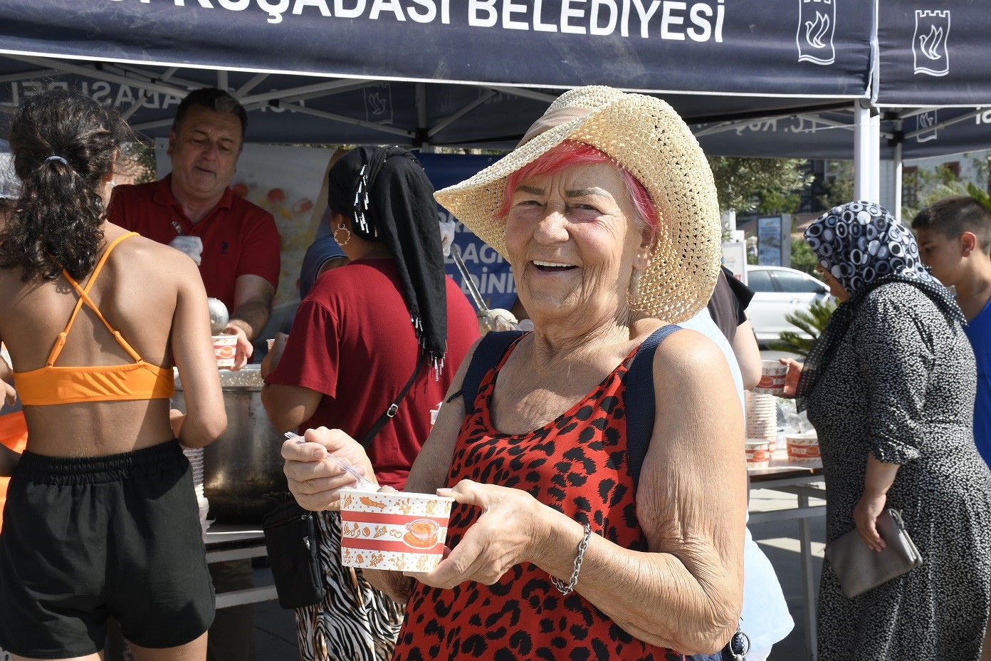 Kuşadası Belediyesi Aşure Bereketini 8 Bin Kişi Ile Paylaştı (5)