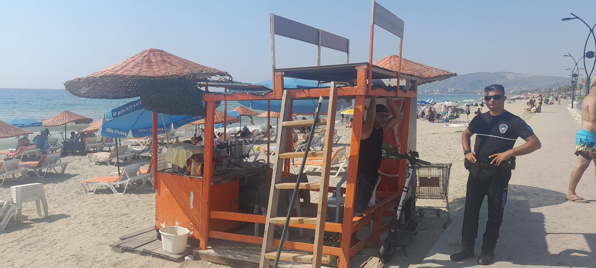 Kuşadası Belediyesi Zabıta Müdürlüğü Plajlardaki Fırsatçılara Göz Açtırmıyor (3)