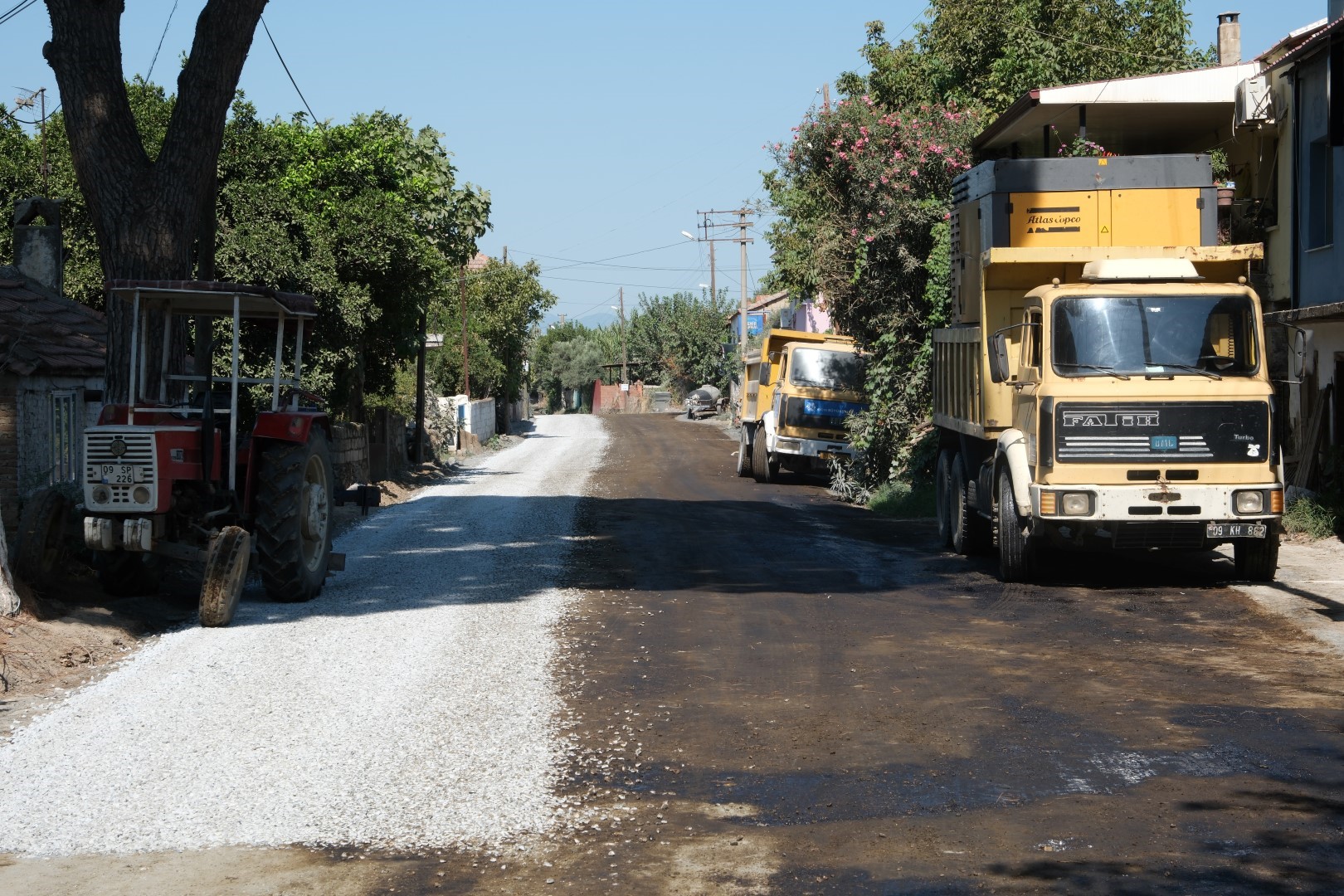 Çerçioğlu Söke'nin Dört Bir Yanında Yol Yapım Çalışmalarına Devam Ediyor (7)