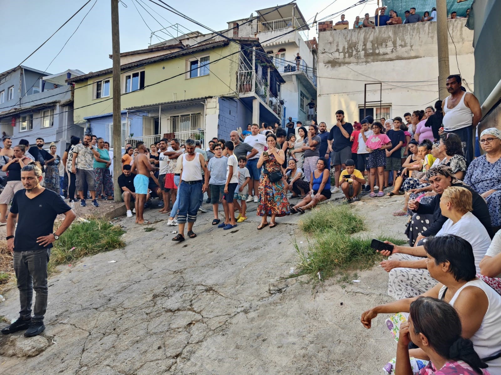 Aydın'da Mahalleli Sokağa Döküldü, 30 Yaşındaki Kadın Öldürüldü (4)