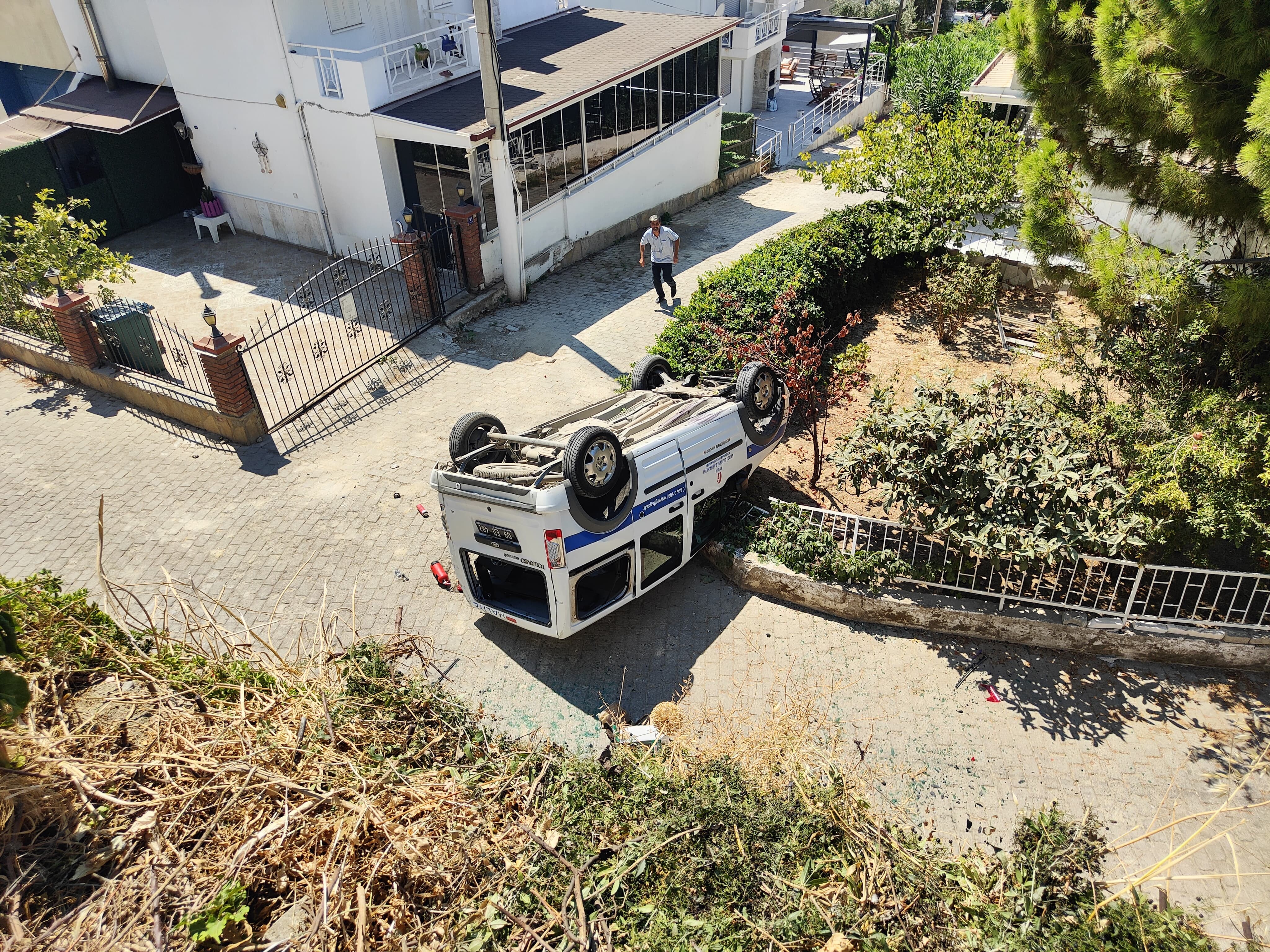 Aydın'da Resmi Araç Sitenin Bahçesine Uçtu (3)