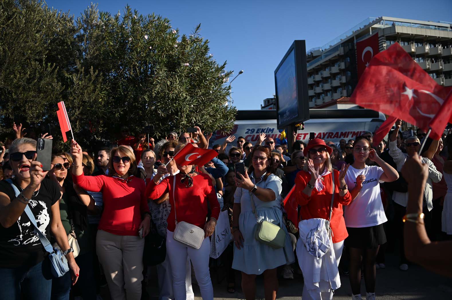 Kuşadası'nda Cumhuriyet'in Kuruluşunun 101'Inci Yılına Özel Vals (2)