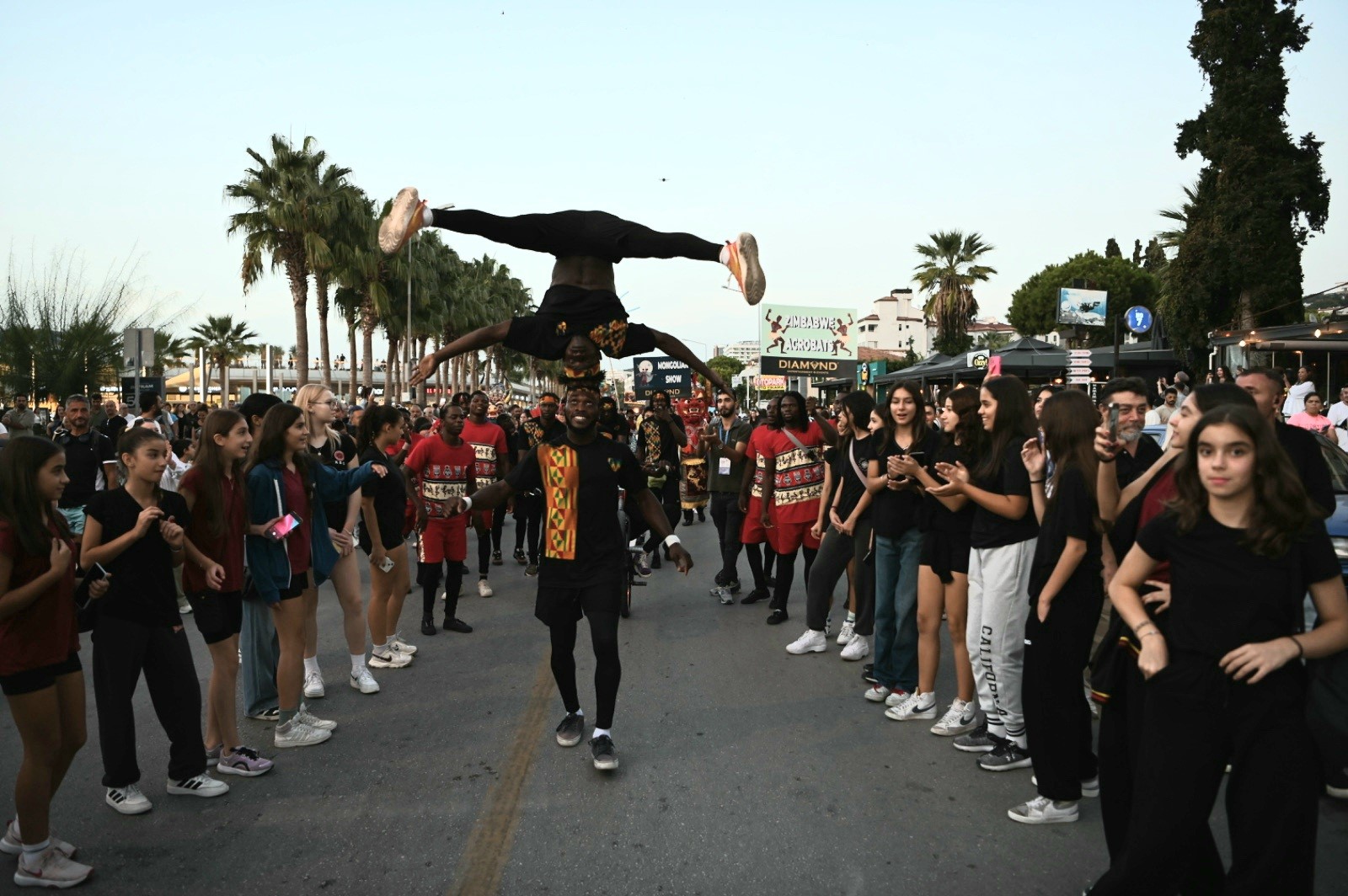 Uluslararası Kuşadası Sokak Festivali'nin Açılışı Rio Karnavalını Aratmadı (6)