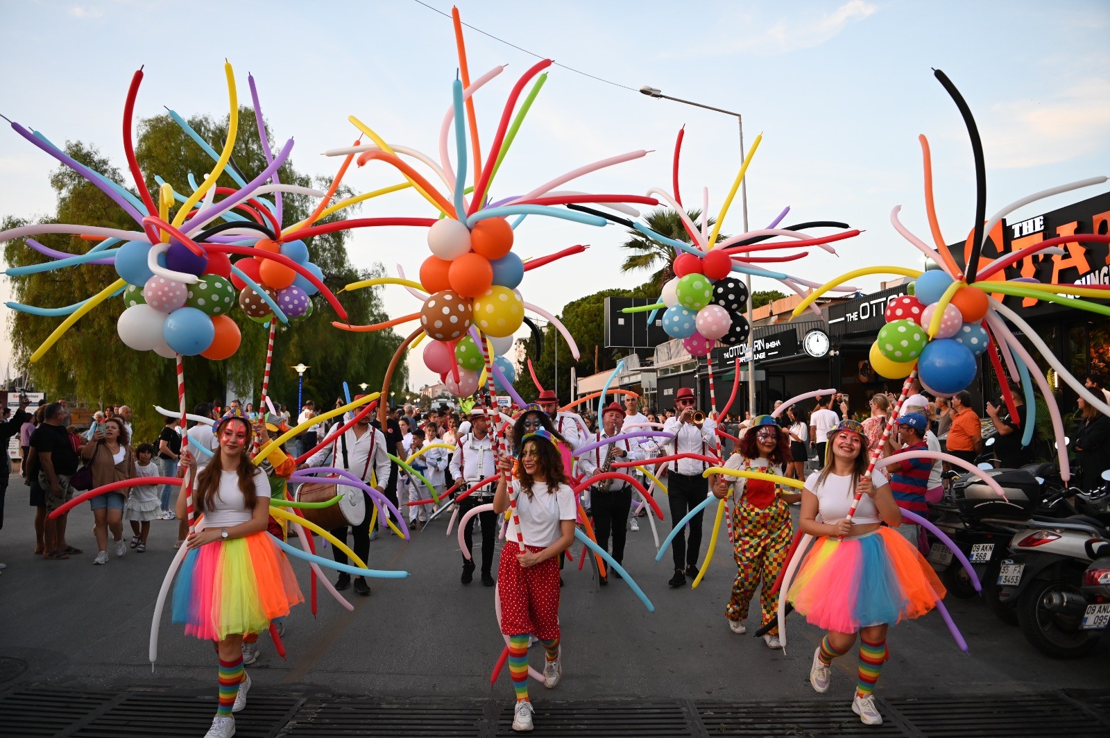 Uluslararası Kuşadası Sokak Festivali'nin Açılışı Rio Karnavalını Aratmadı