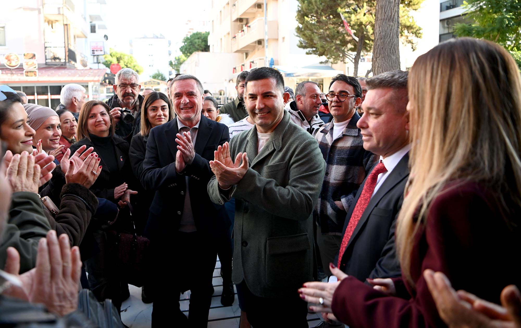 Baskan Günel Rozet Takma (1)