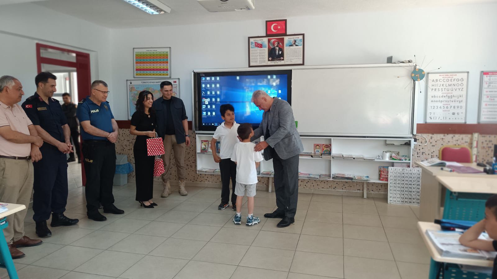 Minik Kalplere Kitapla Dokunan Proje Kitap Arkadasim Ol Etkinligi Kuyucakta Yapildi 567224 8D6201Df7Ec640D33580Eda363Ca5891