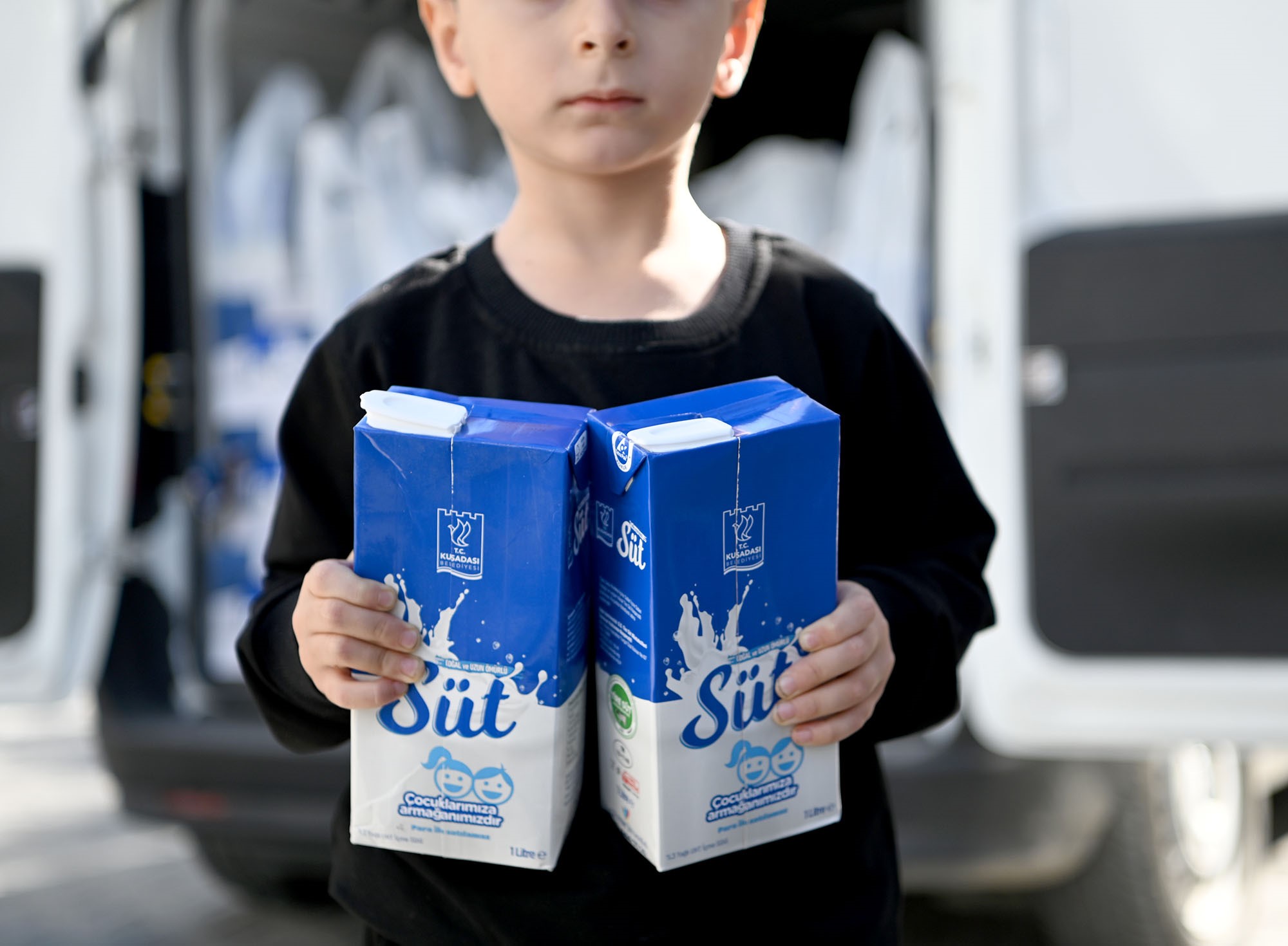 Kuşadası'nda Çocukların Gelişimi Için Periyodik Süt Dağıtımı Devam Ediyor (5)