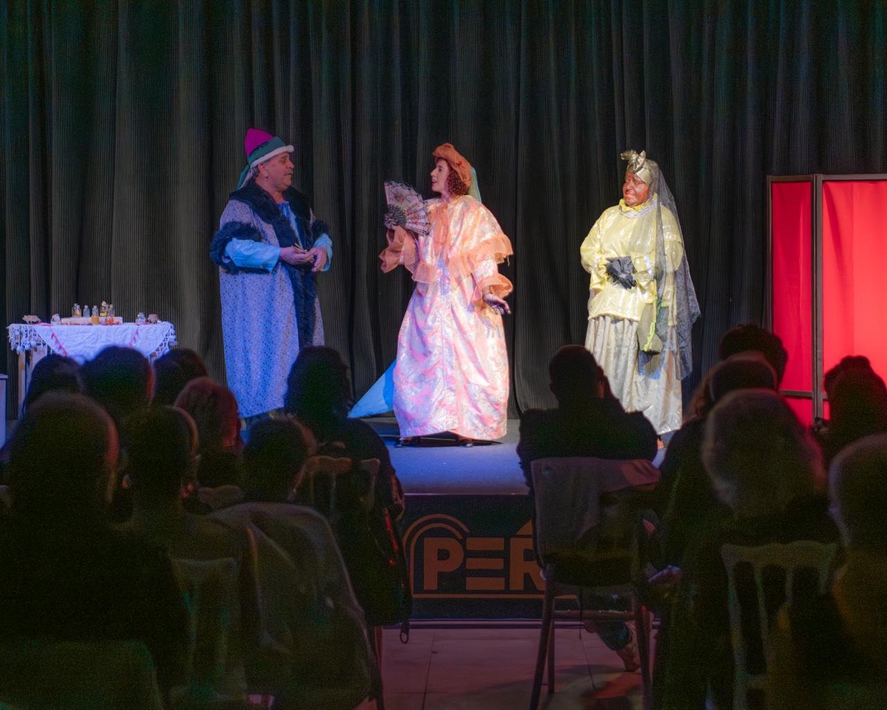 Kuşadası Tiyatro Günleri’nde kahkaha dolu anlar yaşandı