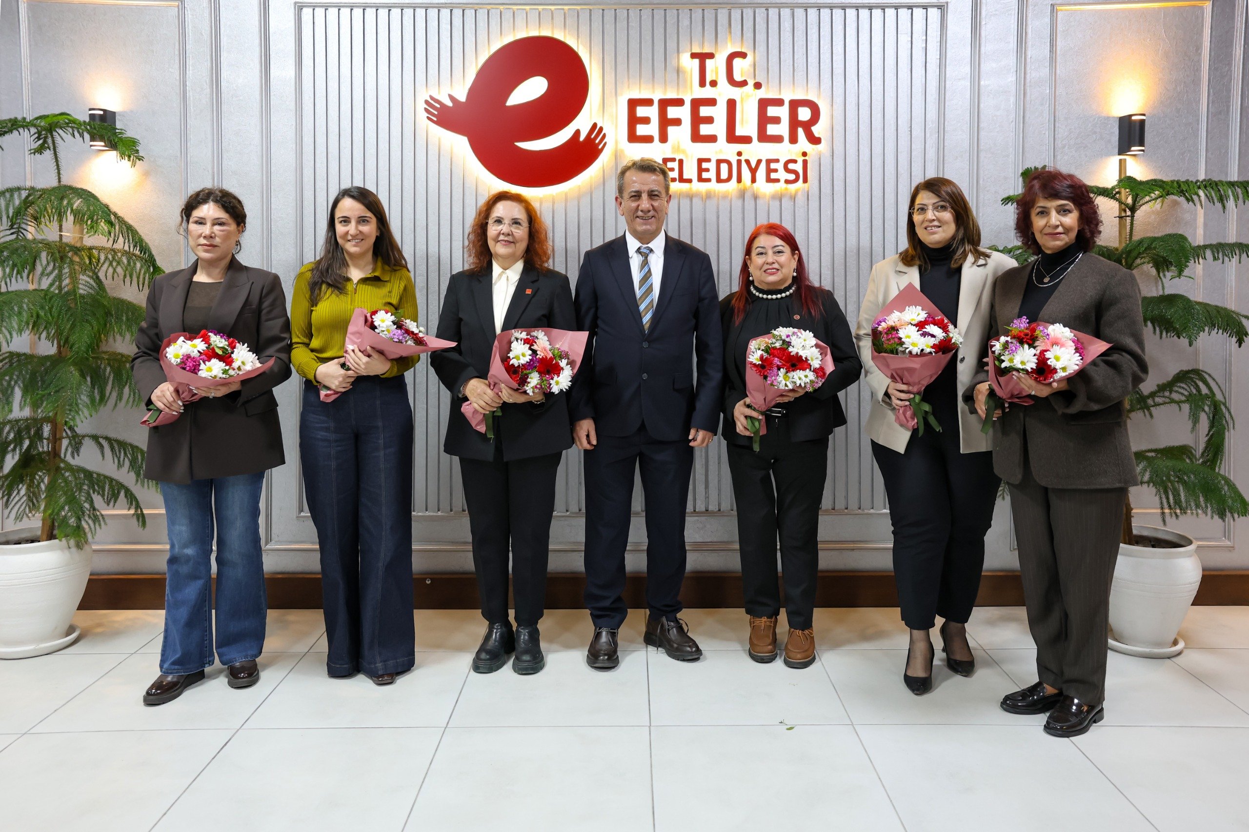 Başkan Yetişkin’den kadın meclis üyelerine anlamlı davranış