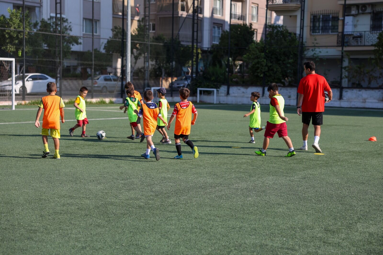 Efeler’de geleceğin yıldızları Mehmet Anbarlı Spor Tesisleri’nde yetişiyor