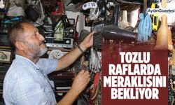 Tozlu raflarda meraklısını bekliyor