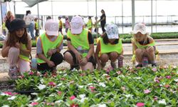 Öğrenci̇ler Başkan Çerçi̇oğlu ile doğa sevgi̇si̇ni̇ öğreni̇yor