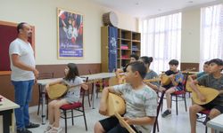 Gençlere kültürel destek: Yaz kurslarıyla bağlama öğreniyorlar