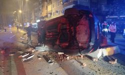 Refüje çarpıp takla atan otomobil karşı şeride geçti: 2 yaralı