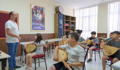 Gençlere kültürel destek: Yaz kurslarıyla bağlama öğreniyorlar