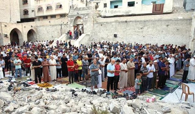 Gazze’de buruk bayram... Enkaz üzerinde bayram namazı