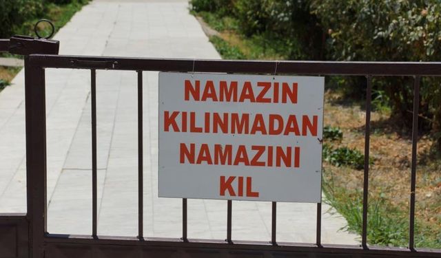 İmam caminin önüne bu tabelayı astı! Yazıyı okuyan namaz kılmaya geliyor