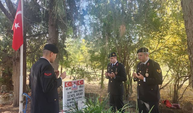 Türkiye'nin ilk şehit öğretmeni mezarı başında anıldı