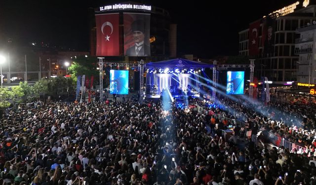 Büyükşehi̇r Beledi̇yesi̇, 19 Mayıs'ı 40 bi̇n Aydınlıyla kutladı