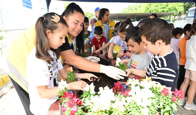 Öğrencilerden annelere anlamlı hediye: Fidanlar Büyükşehir fidanlığında toprakla buluştu