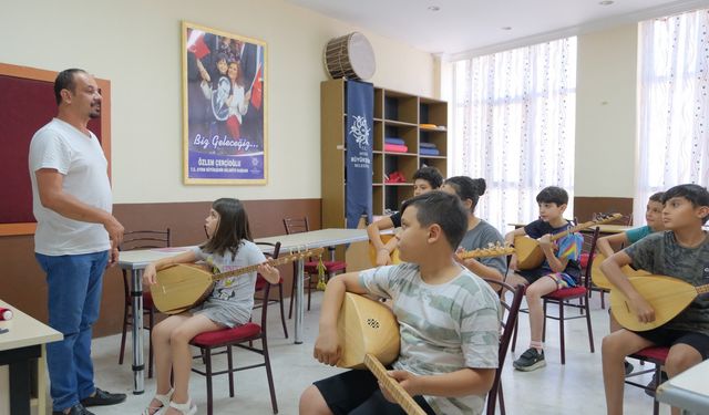 Gençlere kültürel destek: Yaz kurslarıyla bağlama öğreniyorlar