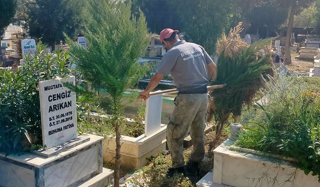Efeler’in ekipleri mezarlıklardaki çalışmalarına devam ediyor