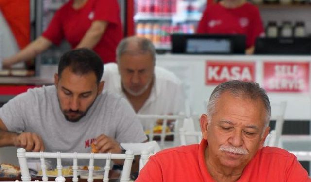 Efeler’de dayanışmanın adresi Kent Lokantası’nda askıda yemek başladı