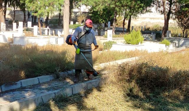 Efeler Belediyesi mezarlıklarda bakım çalışmalarını sürdürüyor