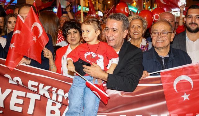 Efeler’de binlerce vatandaş Cumhuriyet Yürüyüşü’nde buluştu