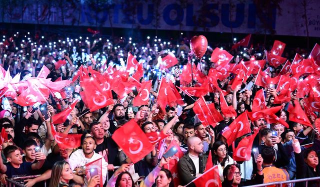Başkan Çerçioğlu Cumhuriyet’in 102’nci yaşında Aydınlıları coşkulu kutlamalar ile buluşturdu