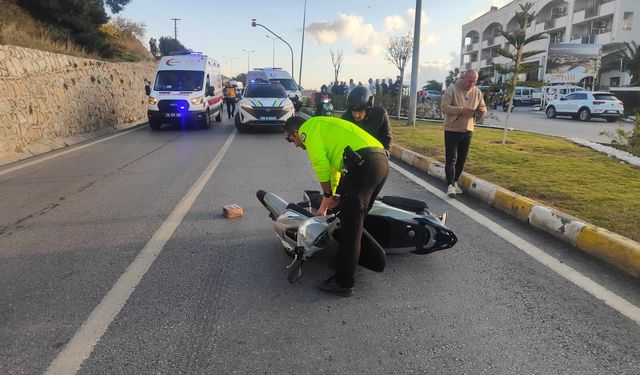 Motosiklet refüje çarptı: 1 ölü, 1 yaralı