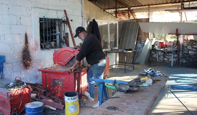 Bozulan tarım aletlerini tamir ederek, yeniden kullanıma sunuyor