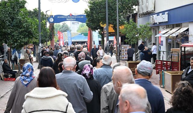 Aydın Büyükşehir Belediyesi binlerce fideyi Nazilli’de vatandaşlara dağıttı