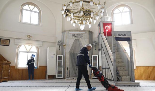 Aydın Büyükşehir Belediyesi camilerde temizlik çalışmalarını sürdürüyor