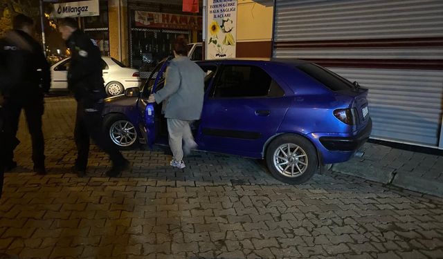 Alkolün etkisi ile araçta sızdı, vatandaşlar hayatından endişe etti