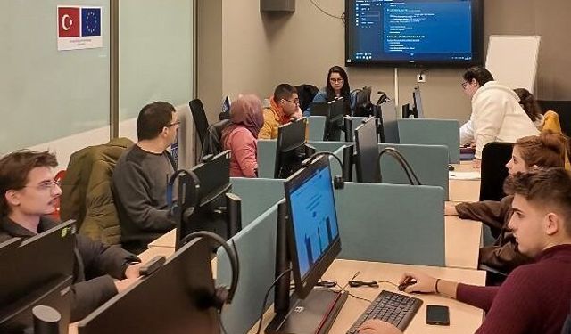 Başkan Yetişkin geleceğin teknolojisini gençlerle buluşturuyor