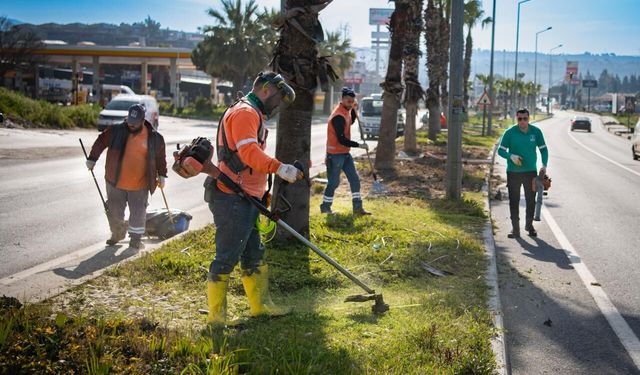 Kuşadası’nda refüjler bayrama hazırlanıyor