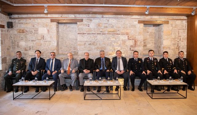 Kuşadası’nda ilçe protokolü vatandaşlarla bayramlaştı