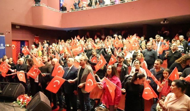 Büyükşehir vatandaşları şehitlere saygı konseri ile buluşturdu