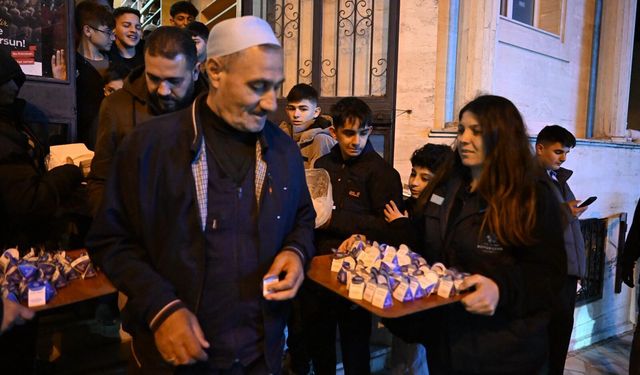 Büyükşehir'den Kadir Gecesi’nde lokum ikramı