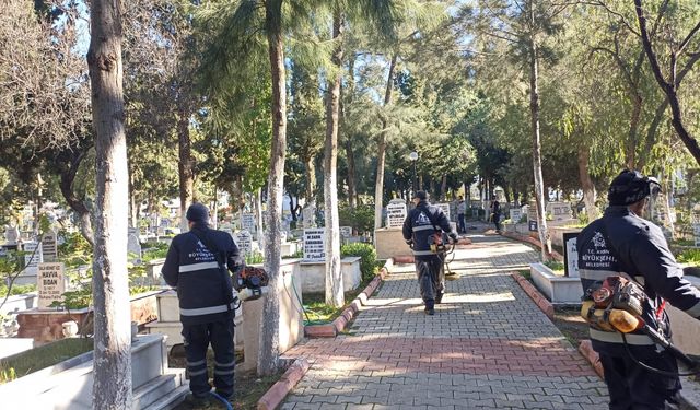 Mezarlıklarda Ramazan Bayramı öncesi temizlik çalışması