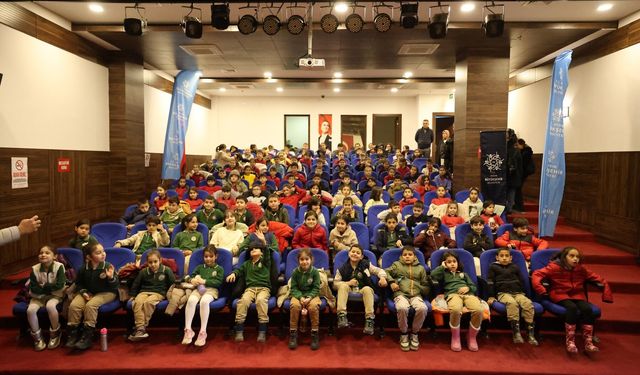 Başkan Çerçioğlu Koçarlı’da minikleri tiyatroyla buluşturdu