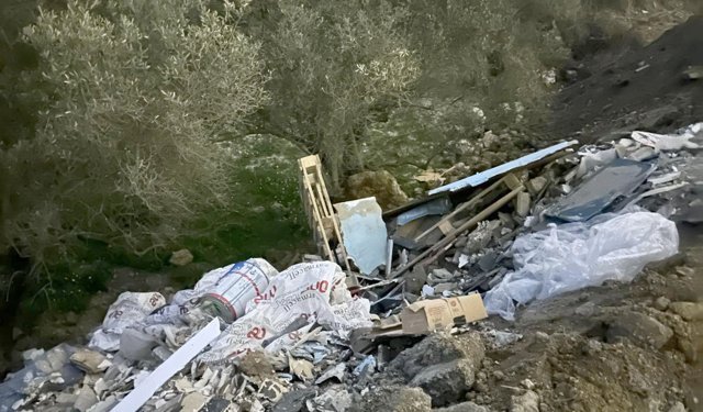 Kuşadası'nda kaçak moloz dökerken suçüstü yakalanan kamyonet sürücüsüne ceza