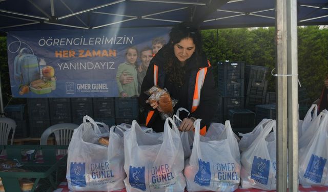 Kuşadası Belediyesi’nin beslenme çantası projesi kararlılıkla sürüyor
