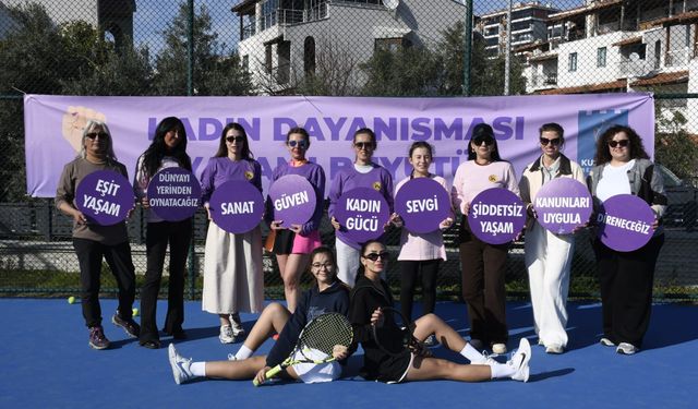 Kuşadası’nda raketler Kadınlar Günü için korta çıktı