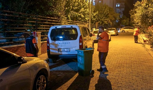 Efeler’de gece mesaisi: Temizlik ekipleri köşe bucak çalışıyor