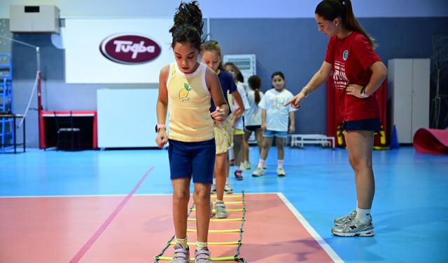 Minik sporcular yaz tatilinde voleybolla buluşuyor