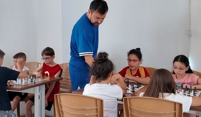 Efeler'de yaz tatili satrançla renkleniyor