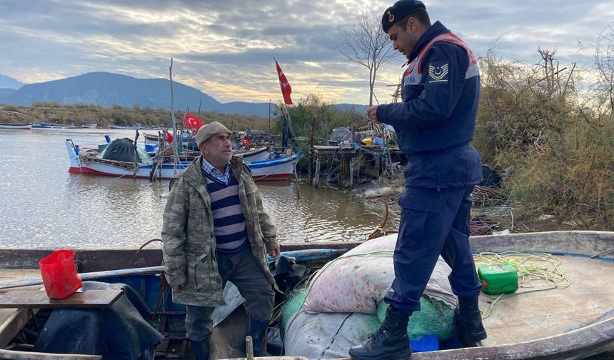 Jandarma Bafa Gölü’nde denetimlere devam ediyor