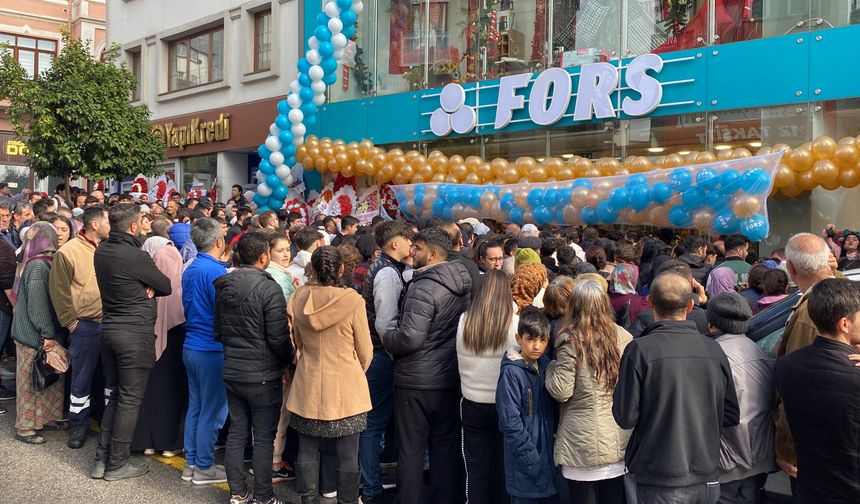 Aydın'da AVM açılışı kaosa dönüştü: Trafik kilitlendi, sıra kavgaları yaşandı